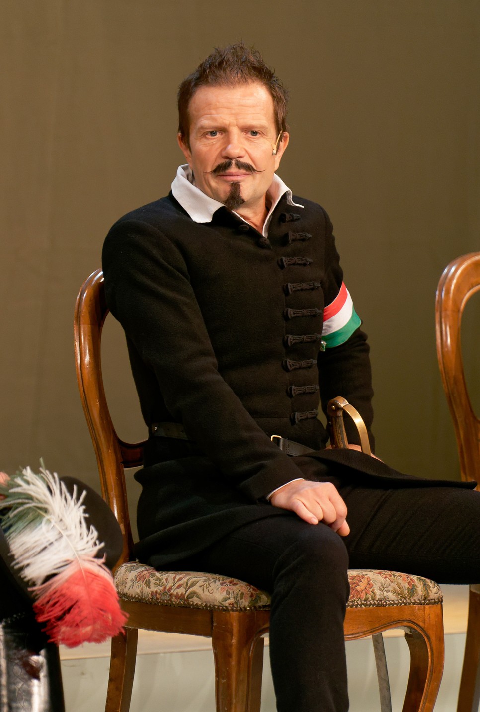 Pintér nemcsak rendezőként és igazgatóként, hanem színészként is részt vesz a darabokban