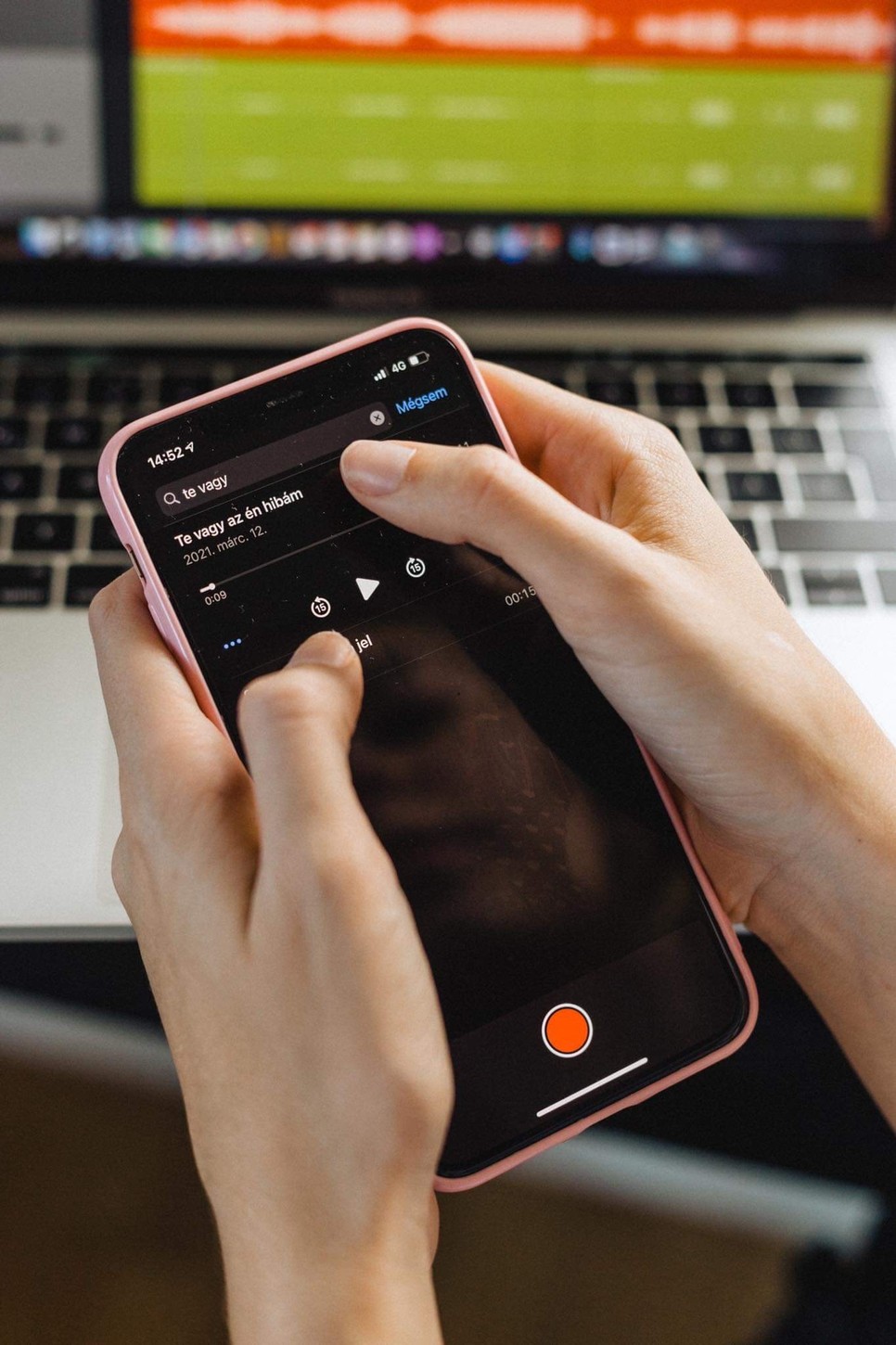 Feltörték Puskás-Dallos Bogi laptopját - Izgalmas adatbiztonsági kísérletében vett részt az énekesnő