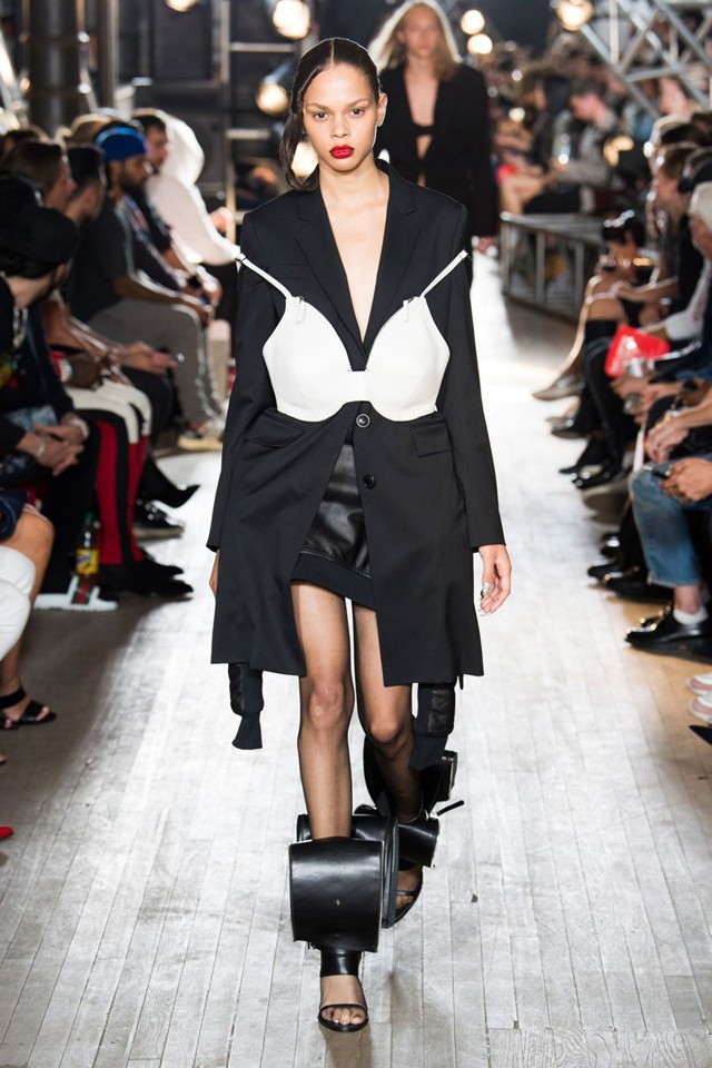 Az új trend a melltartót a ruhádon kívül hordani