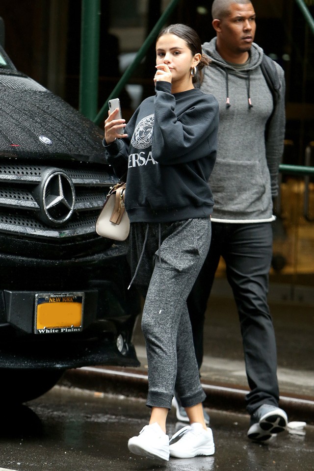 Selena Gomez felvette magára ezt az ócska tréninget és máris trendet indított el