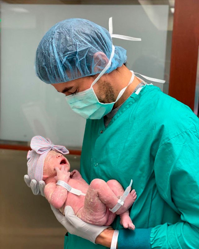 Ez minden, amire szükségem van: Enrique Iglesias 2 hónapos babájával táncol