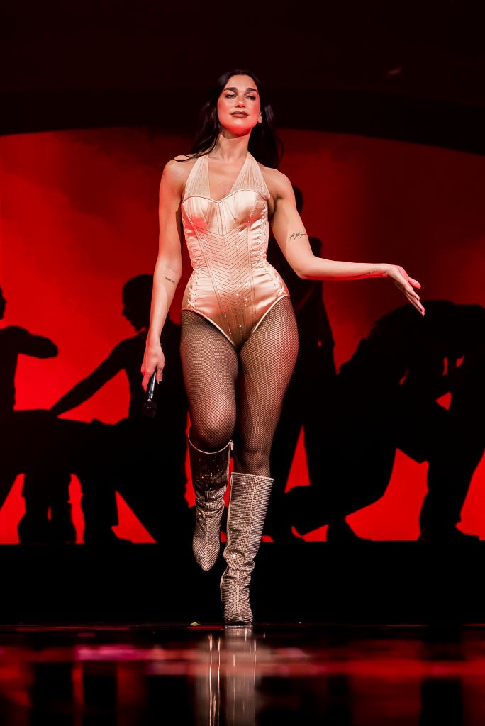 Dua Lipa fűzős bodyban és csizmában legutóbbi koncertjén
