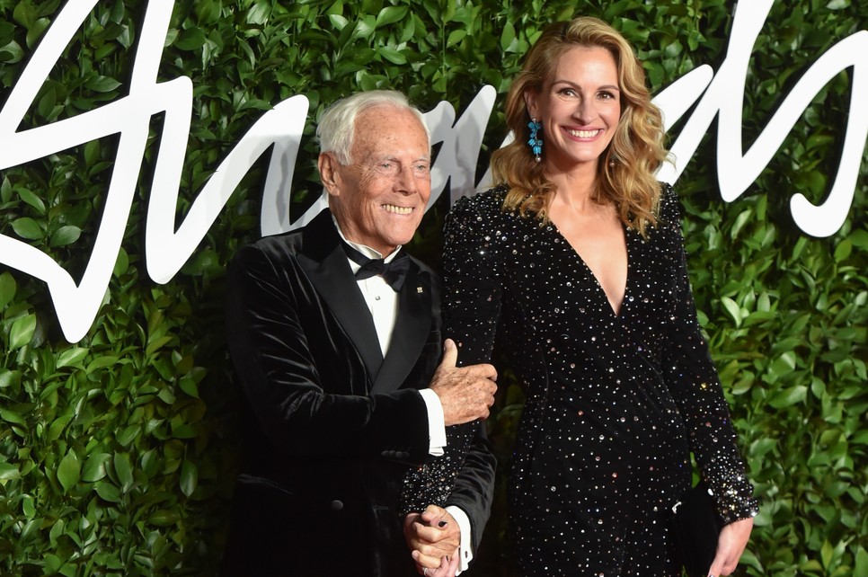 A sztárok is előszeretettel tündökölnek Giorgio Armani divatházának ruháiban