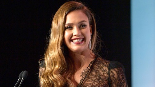 Jessica Alba álomszép kismama, gyönyörű ruhában mutatta meg a pocakját