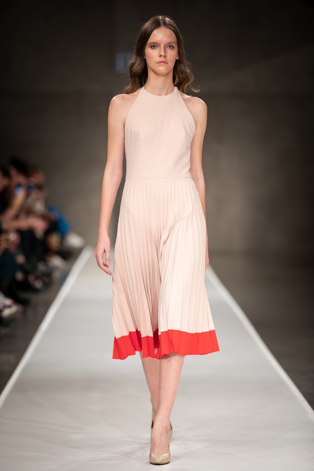 Rózsaszín midiruha ELYSIAN 89000 Ft