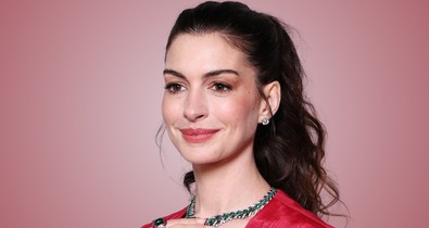 Anne Hathaway istennőként ragyogott vörös ruhájában, a 43 éves színésznő gyönyörűbb, mint valaha