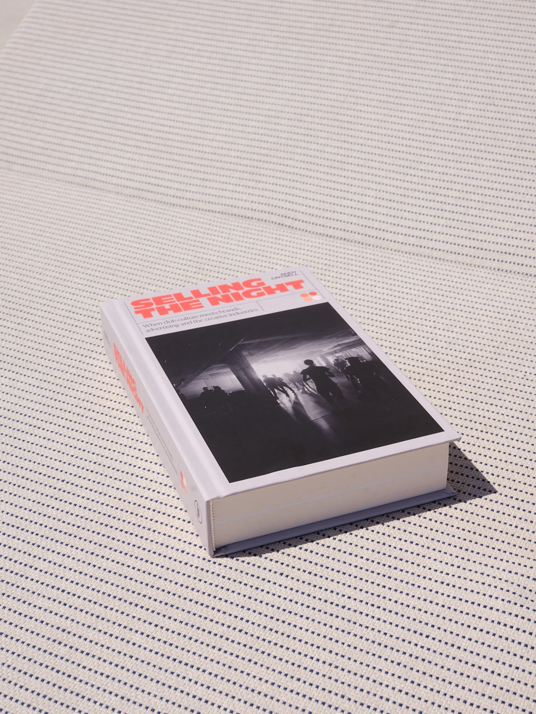 Andy Crysell Selling The Night című könyv a klubkultúra, a divat és a reklám világának kapcsolatit tárja a közönséf elé