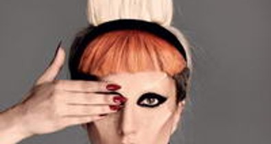 Újra vetkőzött a bizarrul maszkírozott Lady Gaga