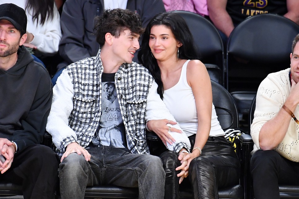 Kylie Jenner két kézzel kapaszkodik ebbe a kapcsolatba, és ezt nem fél felvállalni