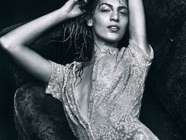 Axente Vanessa épp egy kicsit megmutatja