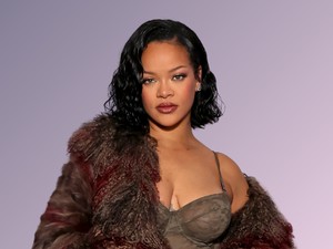 Beszédes szettben mutatta meg babapocakját Rihanna, a rajongók szerint már lehet tudni, kislány vagy kisfiú-e a pici