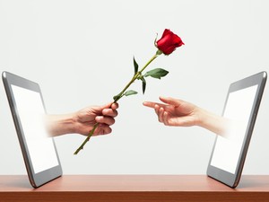 Miért lett a péniszfotó az új vörös rózsa, és mégis mit várnak érte cserébe?