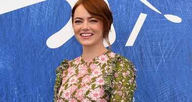Királynő a vörös szőnyegen! Lenyűgöző Emma Stone Velencében