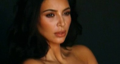 Kim Kardashian ismét ledobta a ruháit