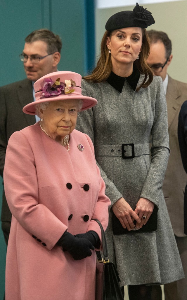 Ezért nincs Erzsébet királynő olyan közeli kapcsolatban Katalin hercegnével, mint Meghannal