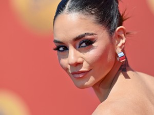 Nincs lehetetlen: Vanessa Hudgens 7 frizurát viselt egy este alatt 