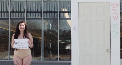 Testére írt üzenetekkel lép fel az evészavar ellen ez a fiatal lány