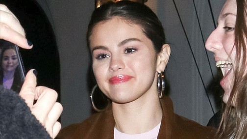 Selena Gomez oversize zakója tényleg HATALMAS