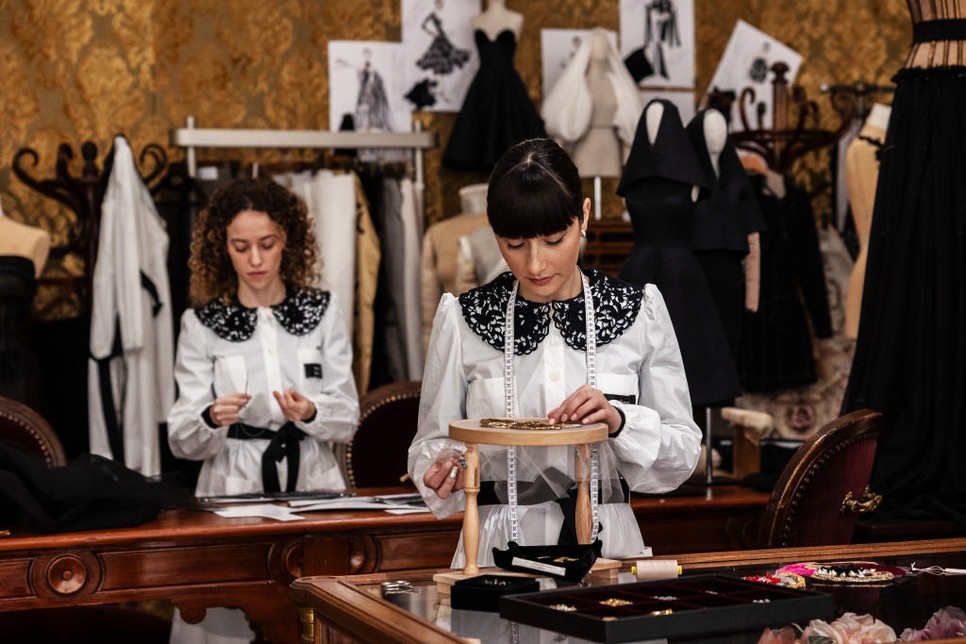 A Dolce & Gabbana olasz divatház két varrónője dolgozik haute couture ruhákon a „Szívből a kézbe: Dolce & Gabbana” („Dal Cuore Alle Mani: Dolce & Gabbana”) című kiállításon a Palazzo Reale-ban, 2024. április 5-én, Milánóban, Olaszországban. A kiállítás, amely Milánóban indult, de várhatóan világszerte turnézni fog, egy nagyszabású retrospektív tárlat, amely Domenico Dolce és Stefano Gabbana művészi és kreatív útját ünnepli, és nyílt szerelmeslevél az olasz kultúrához, amely divatterveik tartós inspirációjaként szolgál