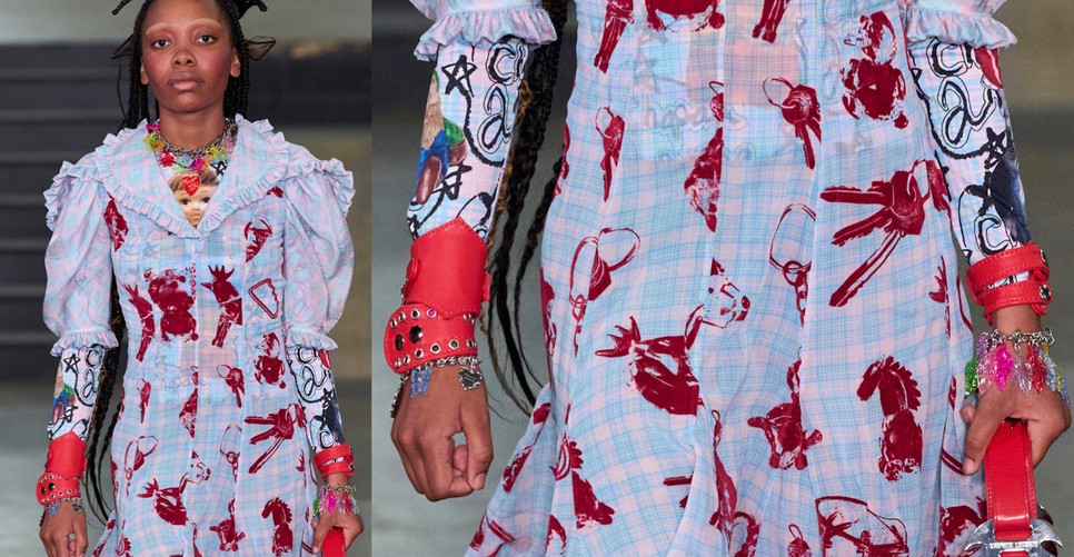 Chopova Lowena kifutóján sok-sok charmokkal díszített karkötő jelent meg