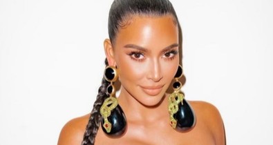 Kim Kardashian zöld karácsonyi szettje azonnal beindította a mémgyárat