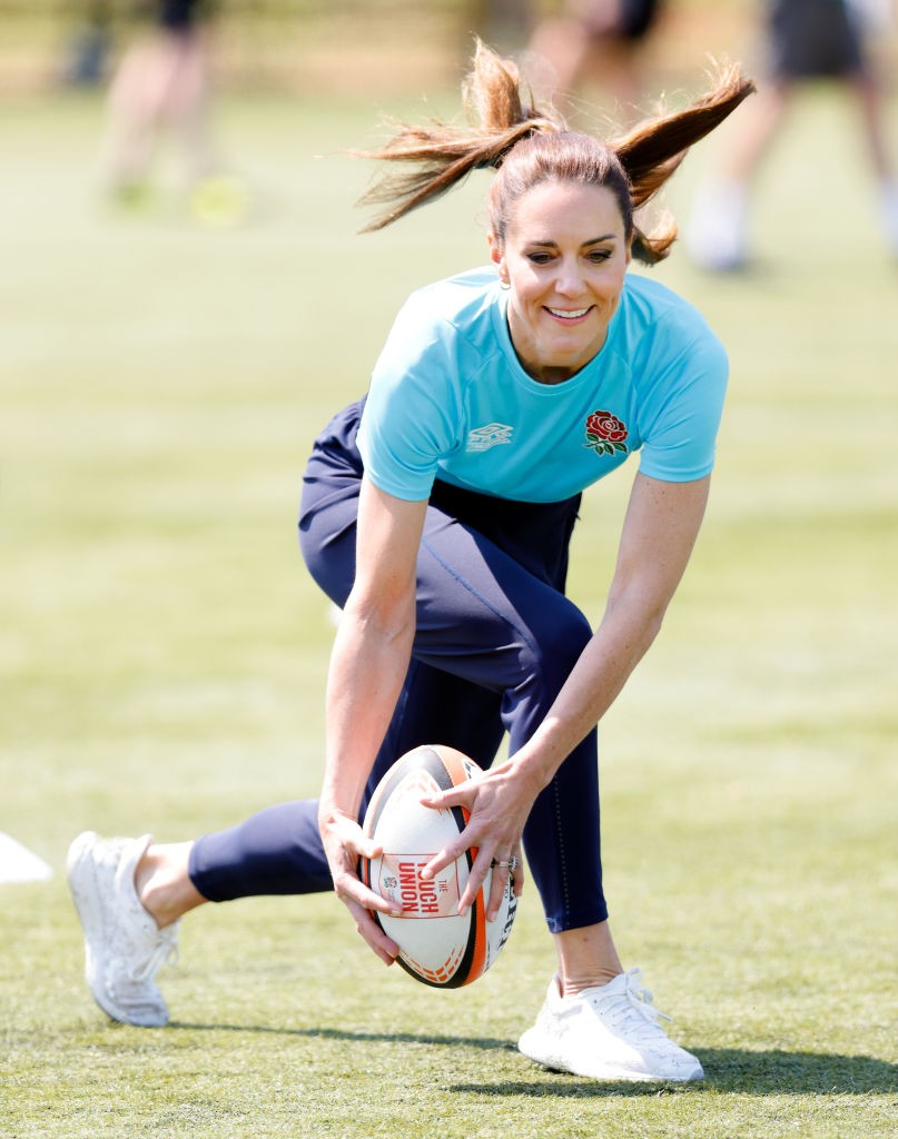 Katalin hercegné a Rugby Szövetség védnökeként, nemcsak a lelátóról szurkolt – ő maga is beszállt a játékba. A Maidenhead Rugby Clubnál tett látogatása során sportcipőt húzott, és lelkesen vetette bele magát a rögbi egyik fordulójába. 