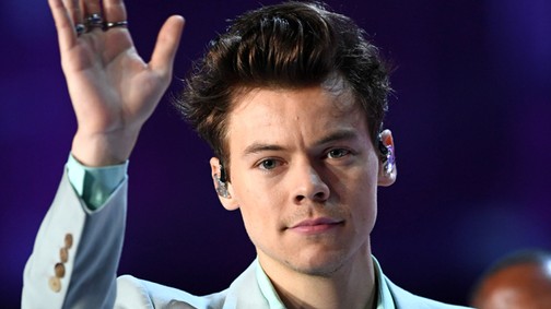 Az énekesnő Harry Styles fejét tetováltatta az ARCÁRA