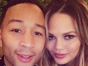 Új fotók! A legédesebb kisbaba, akit valaha láttál! Chrissy Teigen kislánya fürdetéséről osztott meg fotót