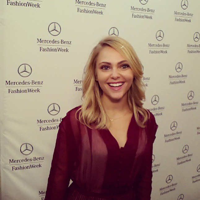 AnnaSophia Robb nagy mosollyal a Mercedes-Benz Fashion Weeken.