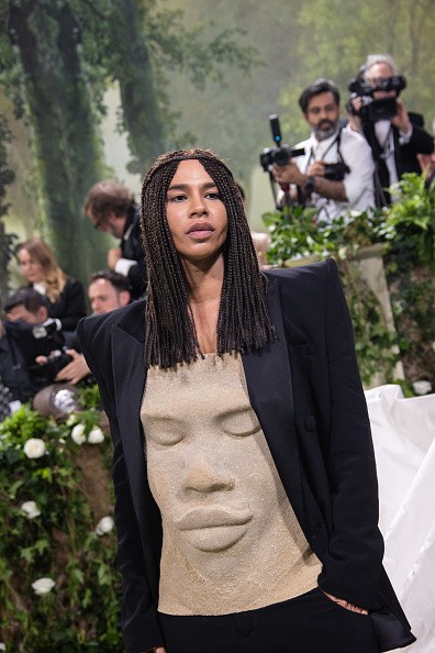 Olivier Rousteing, a Balmain kreatív igazgatója a Met-gála vöröszszőnyegén