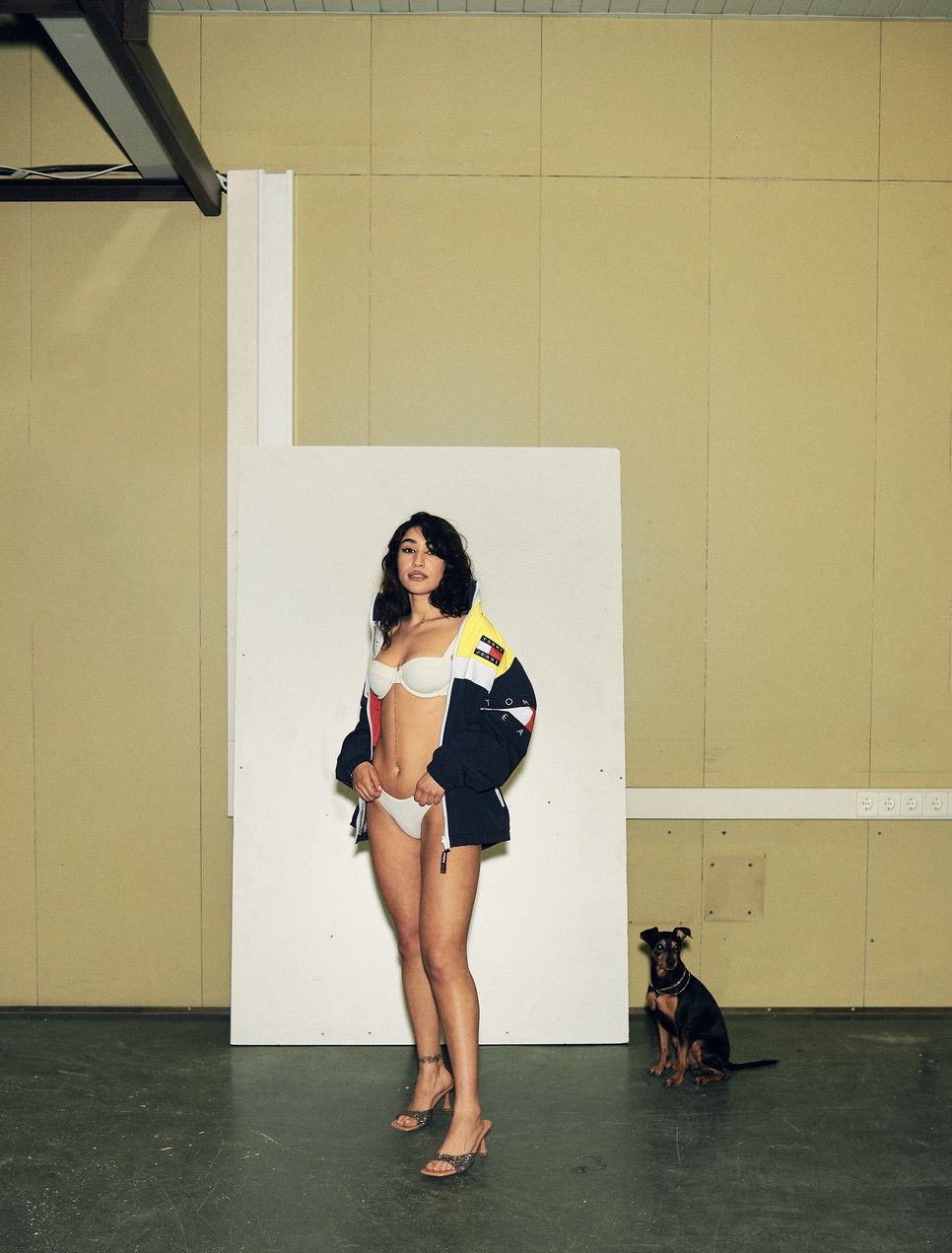 Bikinifelső és -alsó OYSHO 6995 Ft, 5995 Ft | Dzseki TOMMY HILFIGER – Van Graaf 71 990 Ft | Papucs ZARA 12 995 Ft