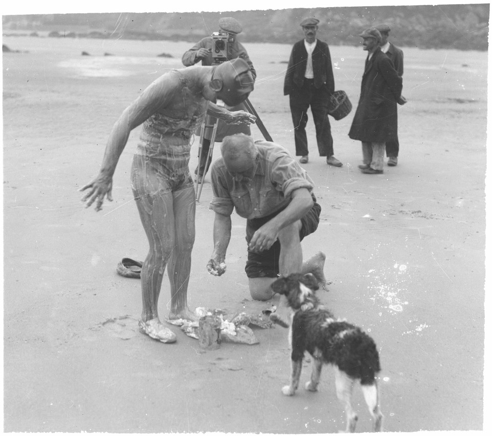 Edzője zsírral keni be Gertrude Ederle testét, hogy ne hűljön ki a csatornaátúszás alatt