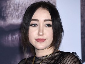 Miley Cyrus 17 éves húga hajmeresztő szerelésben a premieren