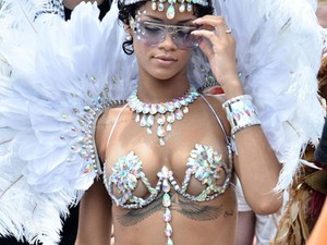 Rihanna alig takaró jelmezben karneválozik