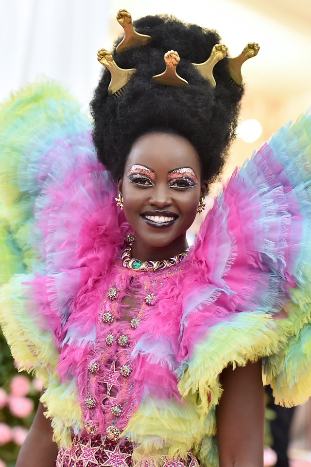 Égigérő szempillák, szivárványszínek és ragyogó bőr - Ezek voltak a Met gála legfantasztikusabb sminkjei!