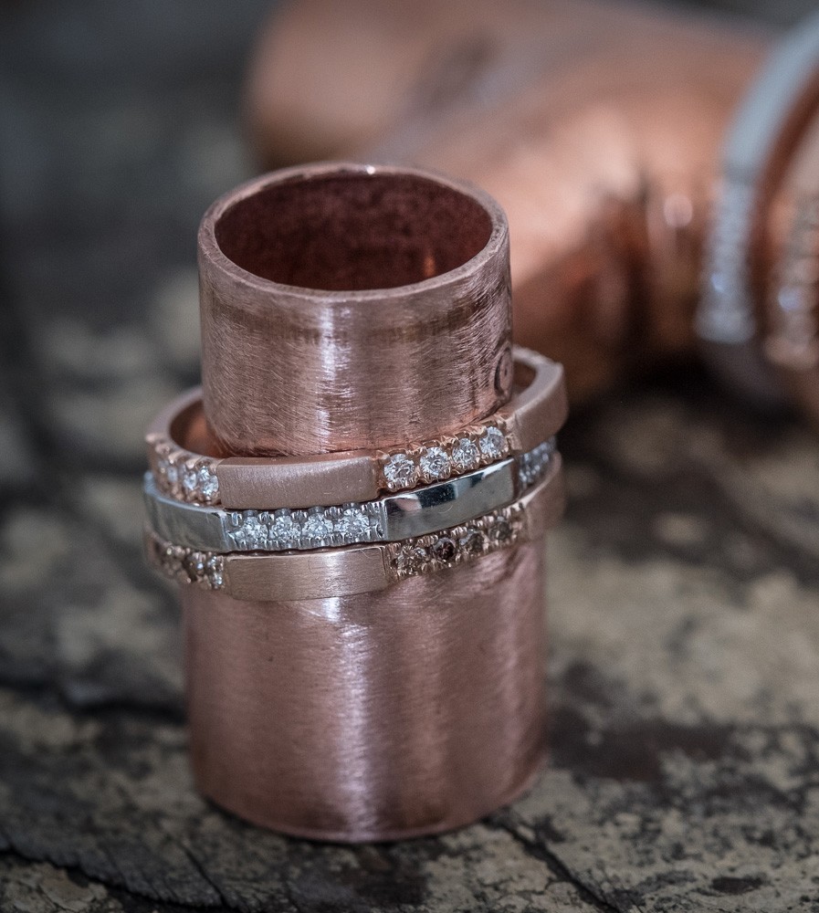 Nemesfémből alkot, drágakövekkel és igazgyöngyökkel díszít: interjú Koós Lili ékszertervezővel