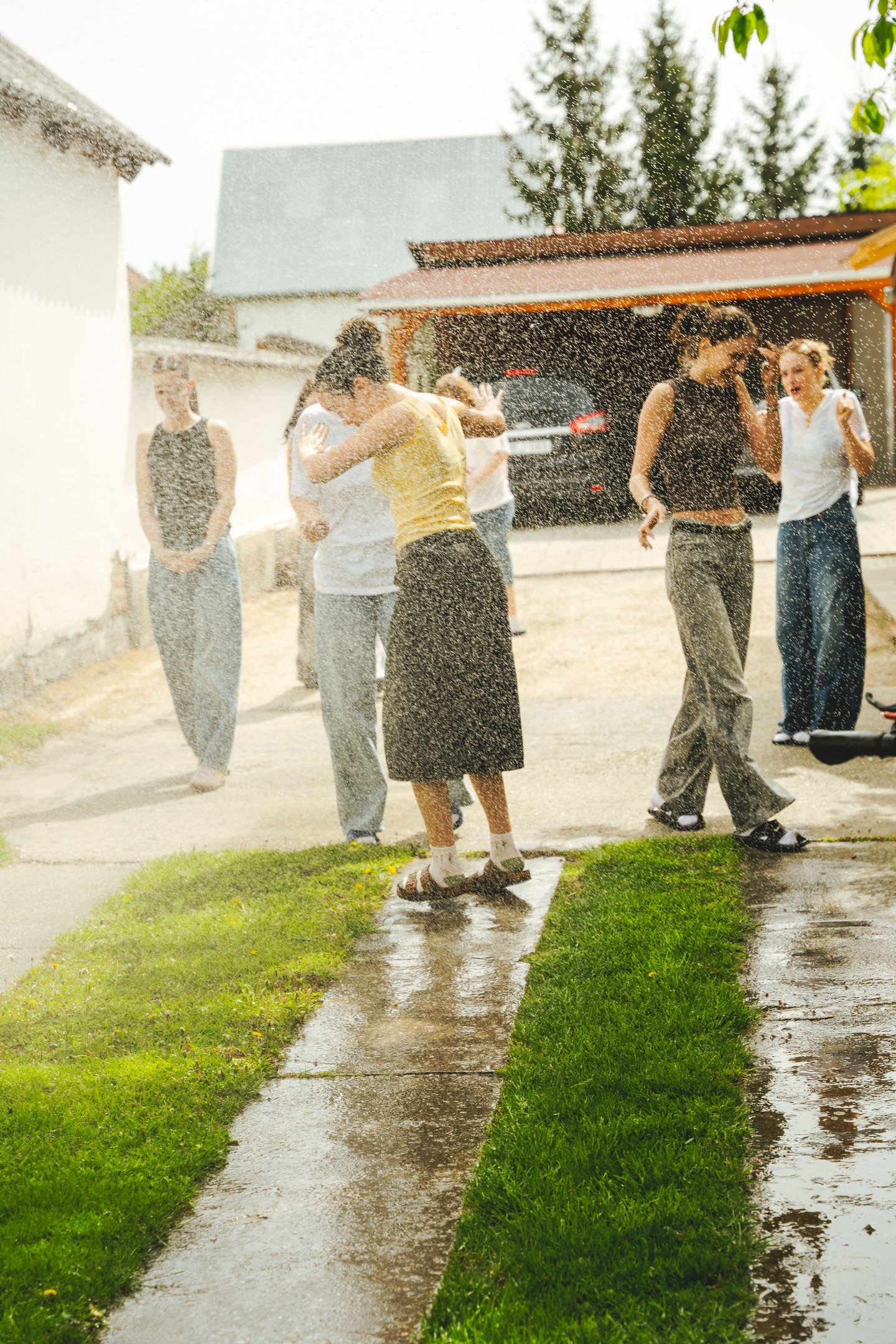 A húsvéti locsolkodást eddig ciki volt szeretni, a fiatal magyar fotós képeinek hála új értelmet kap a hagyomány