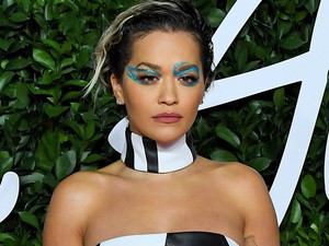 Rita Ora galaktikus zebrának öltözött