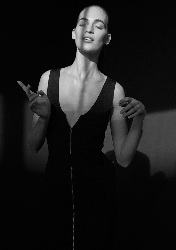 Monokróm múzsa - Gyönyörű fotósorozatban Axente Vanessa!