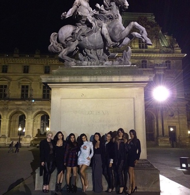 A nagy napot megelőző nagy nap előtt még egy parti belefért a csajokkal Párizsban.