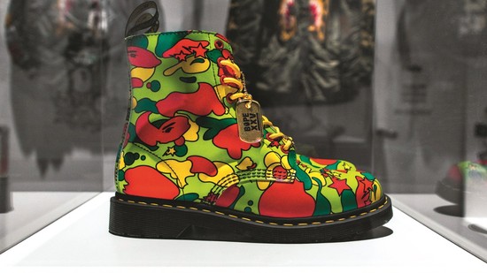 Nehéz elképzelni bármilyen más kiegészítőt, ami egyszerre áll jól a postásnak és Gigi Hadidnak is - a Dr. Martens bakancsokon kívül