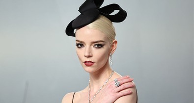 Anya Taylor-Joy melltartó nélkül viselt pucérruhát, csak úgy ordít a szettjéből a meztelenség