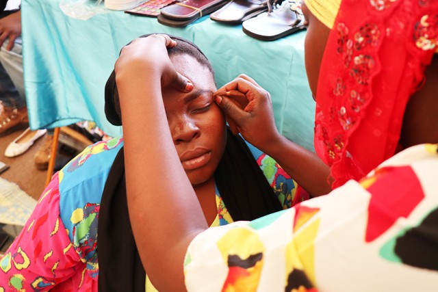 Kiberában sincs olyan lány, akit ne izgatna a sminkelés.