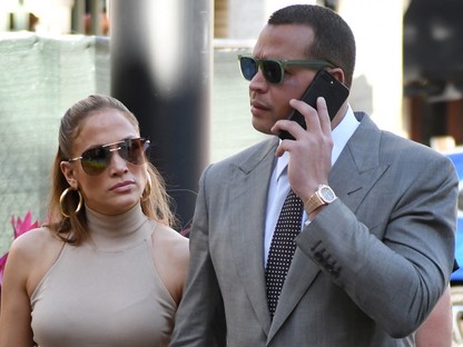 Micsoda romantika! Jennifer Lopez mellei szinte párja szeme láttára estek ki a melltartójából