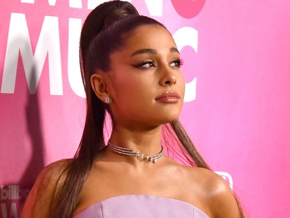 Ezt hordta volna Ariana Grande a Grammy-n: ő otthon ünnepelt ruhájában