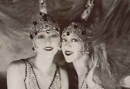 Vass Virág regénye elhozza a magyar származású Dolly ikrek igaz történetét a századelő fénykorából