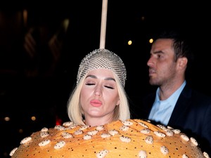 Mindenki szexizett, Katy Perry pedig hamburgernek öltözött a Met gála afterpartiján