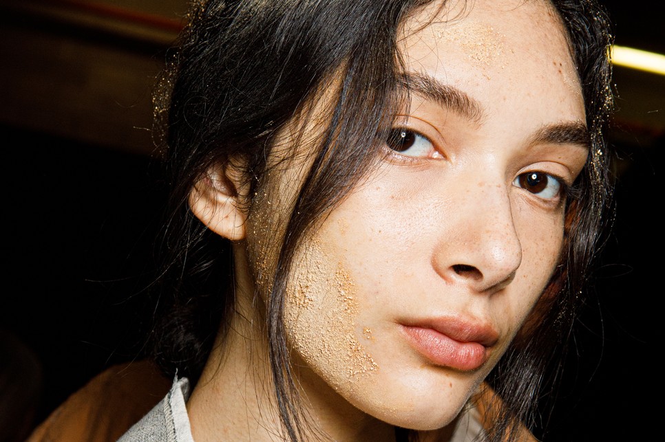 Száraz bőr esetén az alapozó beül a ráncokba és évekkel idősebb bőrt eredményez 