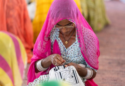 Indiában ruhát gyártatni úgy is lehet, hogy segítesz az ott élőknek