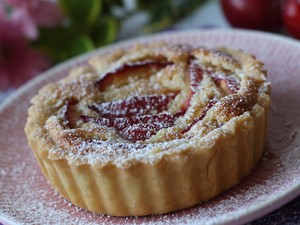 Ez a szilvás-mandulás tortácska lesz a mai kedvenc desszerted